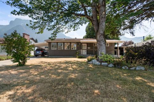 584 Thacker Ave, Hope, BC, V0X1L0 | Card Image