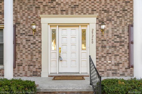 29260 New Bradford Dr, Farmington Hills, MI, 48331-2700 | Card Image