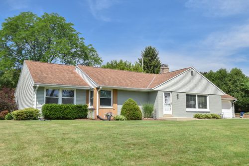 211 E Alta Loma Cir, Thiensville, WI, 53092-1717 | Card Image