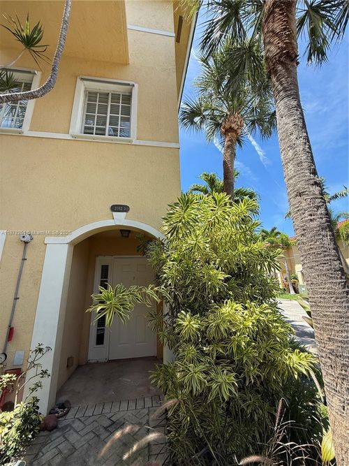 104-2082 Ne 167th St, North Miami Beach, FL, 33162-6225 | Card Image
