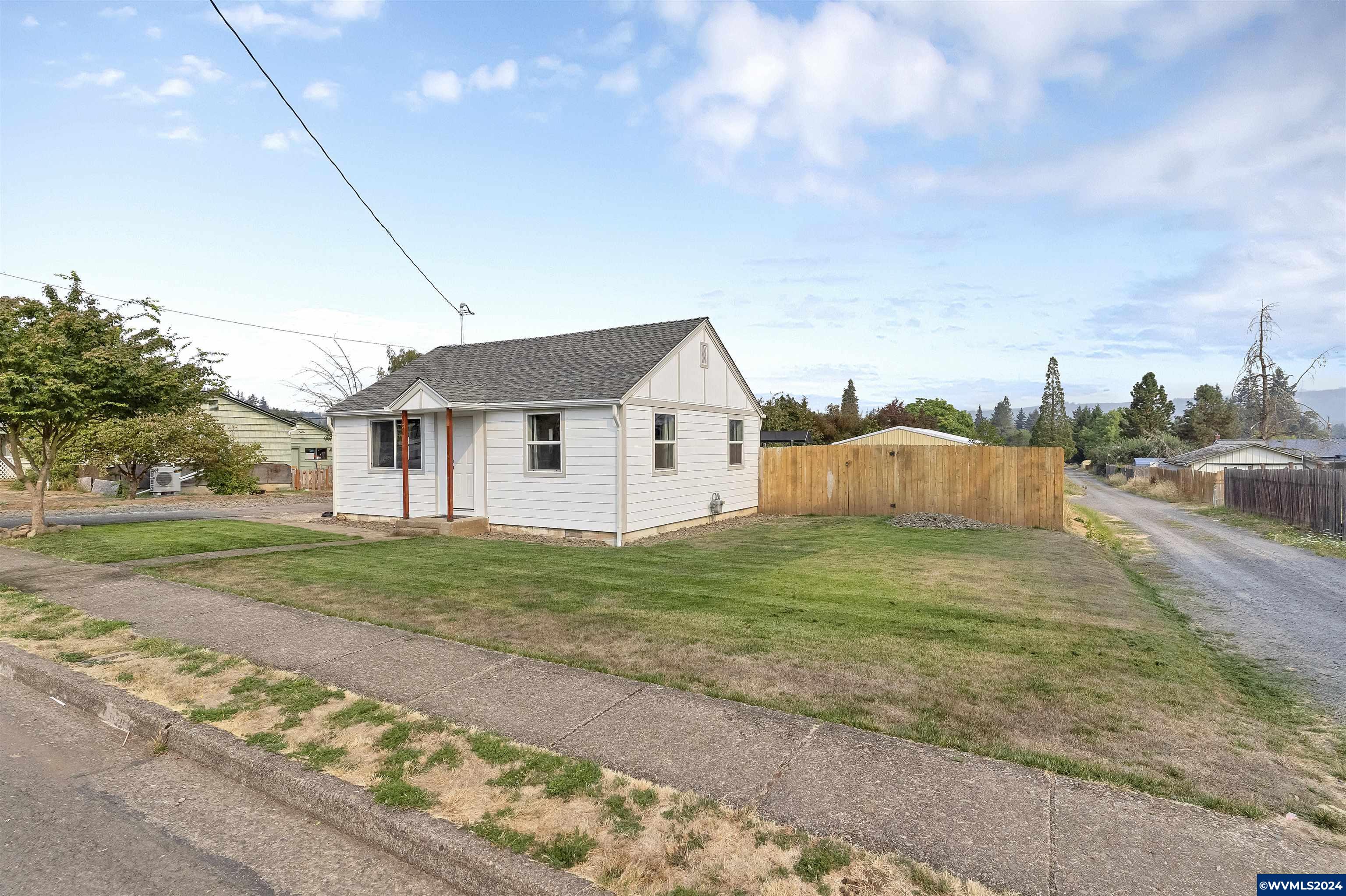 Elm St, Sweet Home, OR 97386