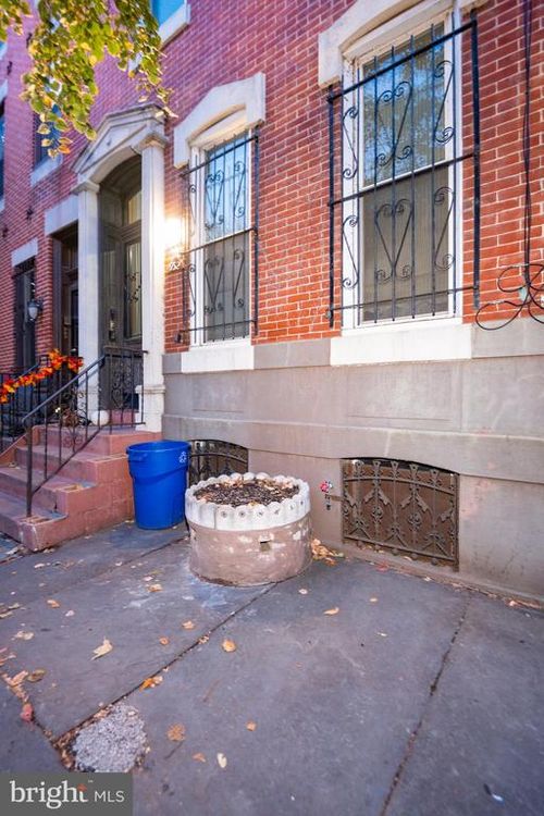 fl-3rd-932 N 5th St, PHILADELPHIA, PA, 19123-1402 | Card Image