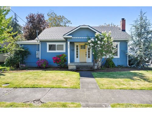 220 Adams Ave, Silverton, OR, 97381-2302 | Card Image