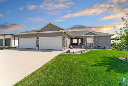 8401 E Roughlock St, Sioux Falls, SD, 57110-6298 | Card Image