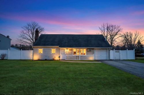 114 Norman Dr, Bohemia, NY, 11716-1323 | Card Image