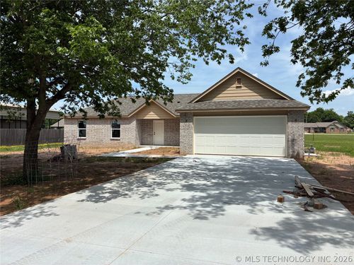 504 Nw 7th St, Wagoner, OK, 74467-2710 | Card Image