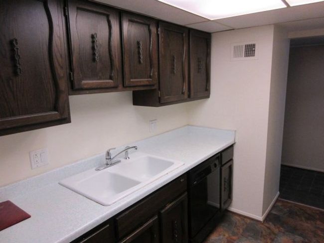18447 University Park Dr, Condo with 2 bedrooms, 1 bathrooms and null parking in Livonia MI | Image 5
