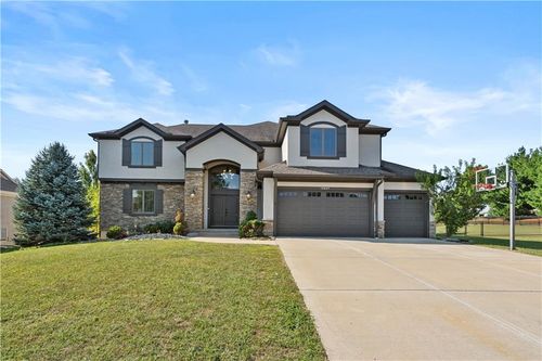 15825 Howe St, Overland Park, KS, 66224-3800 | Card Image