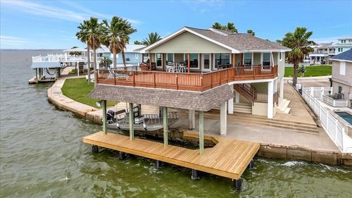 126 Tamana Dr, Tiki Island, TX, 77554-7133 | Card Image