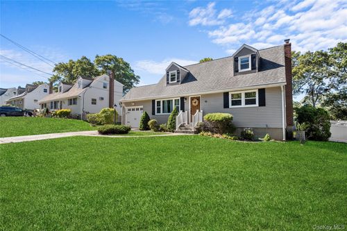 98 Paula Blvd, Selden, NY, 11784-2636 | Card Image