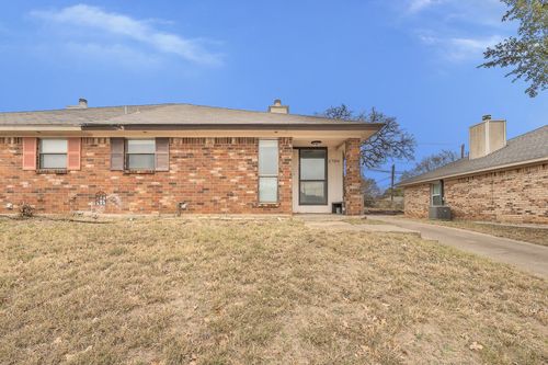 5709 Ranchogrande Dr, Arlington, TX, 76017-2033 | Card Image