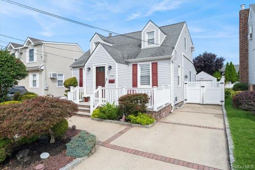 1116 Theodora St, Franklin Square, NY, 11010-1531 | Card Image