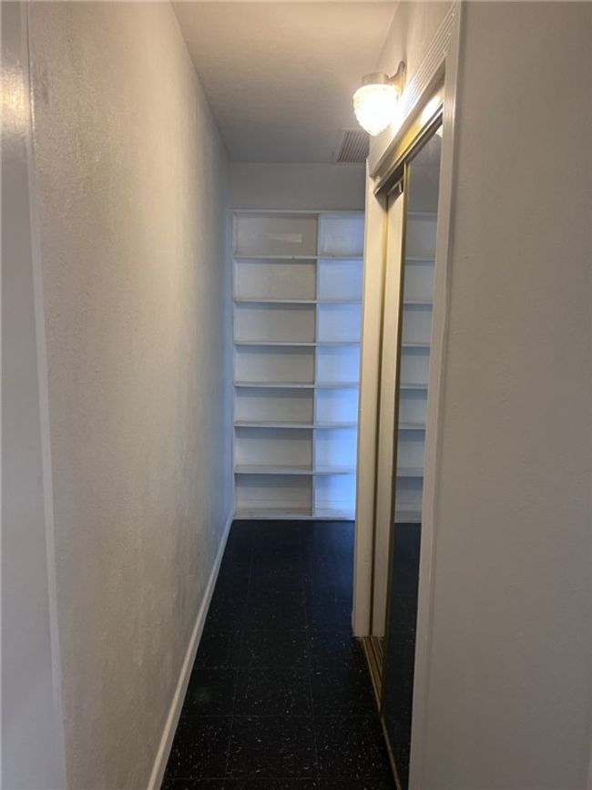 Closet & shelves | Image 22