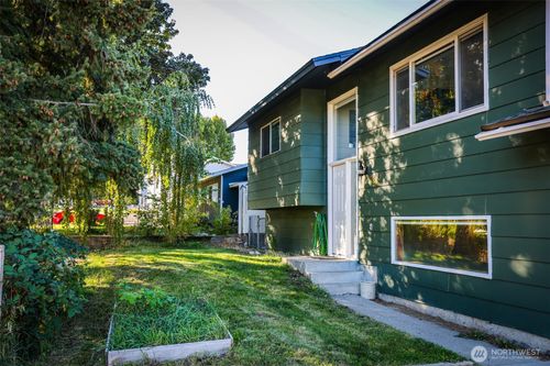 227 E Franklin St, Chelan, WA, 98816-9790 | Card Image