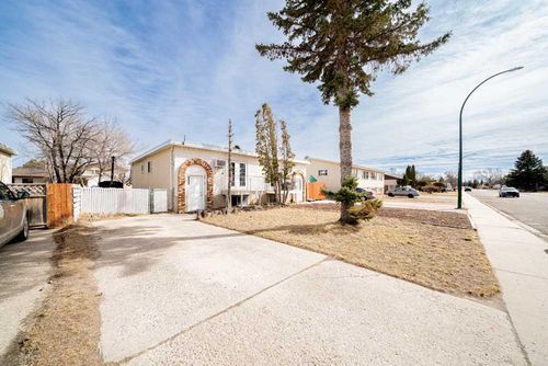 1685 4 Ave Ne, Medicine Hat, AB, T1C1A4 | Card Image