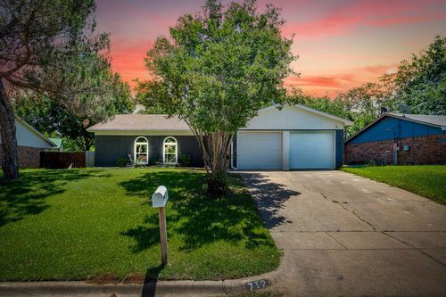 712 Poe St, Azle, TX, 76020-2646 | Card Image
