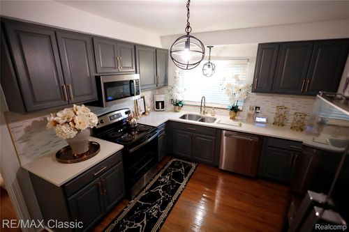 19595 Mahon St, Southfield, MI, 48075-3939 | Card Image