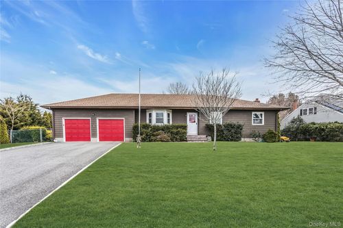 82 Donna Dr, Calverton, NY, 11933-1342 | Card Image