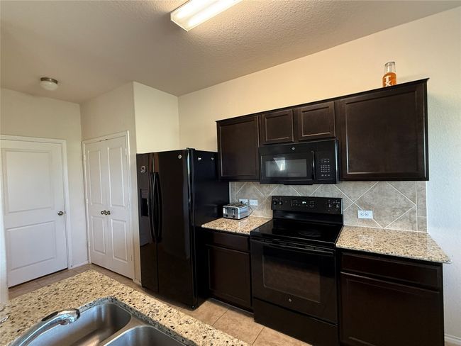 37E - 352 Circle Way, House other with 3 bedrooms, 3 bathrooms and 2 parking in Jarrell TX | Image 9