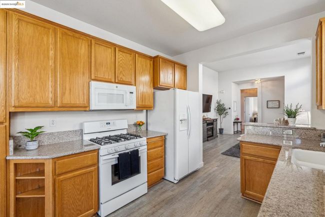 664 Prince Albert Way, Home with 2 bedrooms, 2 bathrooms and 1 parking in Brentwood CA | Image 23