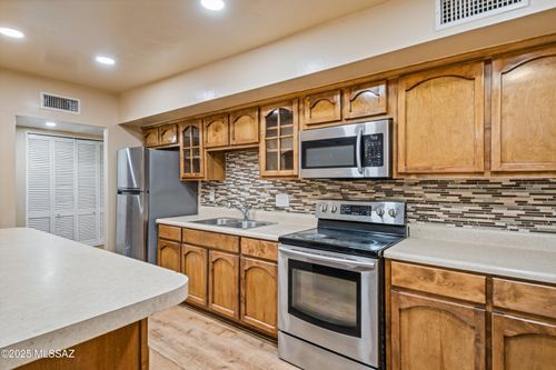 2002 E Pinon Dr, Tucson, AZ, 85706-2450 | Card Image