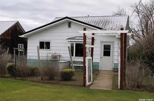 210 1st Ave, Gravelbourg, SK, S0H1X0 | Card Image