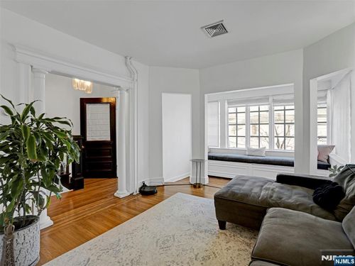 532 Undercliff Ave, Edgewater, NJ, 07020-1310 | Card Image