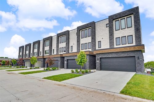 2712 Fleur Dr, Des Moines, IA, 50321-1764 | Card Image