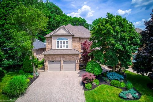 16 Sweetman Dr, Dundas, ON, L9H7N6 | Card Image