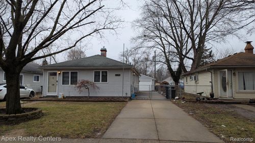 18285 Deering St, Livonia, MI, 48152-3766 | Card Image