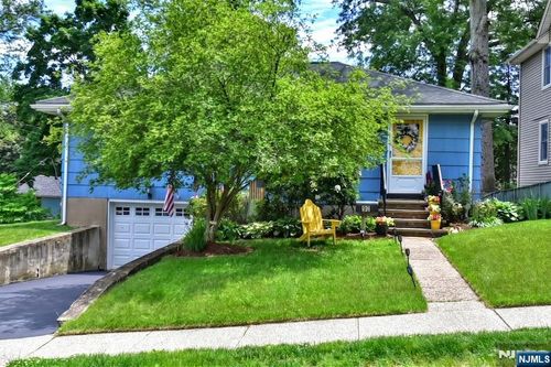 90 Grove St, Waldwick, NJ, 07463-2220 | Card Image