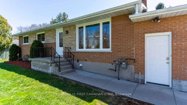 21725 Adelaide Rd, House other with 3 bedrooms, 1 bathrooms and 10 parking in Mount Brydges ON | Image 4