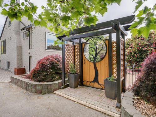 164 St. Giles St, View Royal, BC, V8Z6Y6 | Card Image