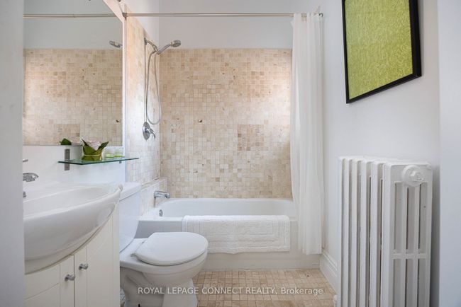 288 Sherbourne St, House attached with 9 bedrooms, 5 bathrooms and null parking in Toronto ON | Image 24
