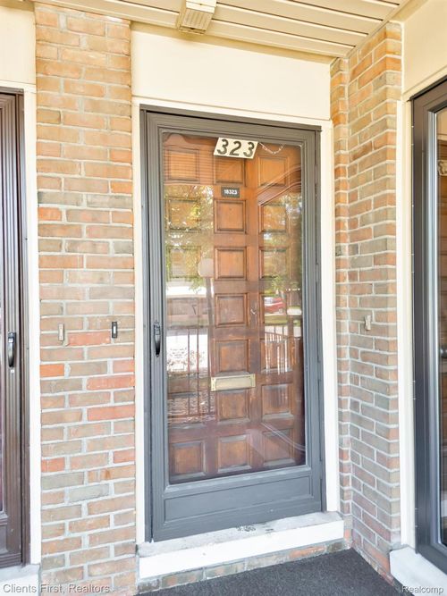 18323 University Park Dr, Livonia, MI, 48152-2627 | Card Image