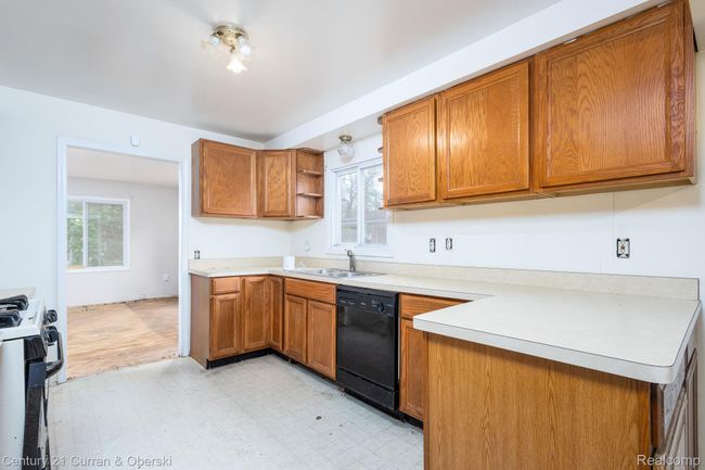 27-web-or-mls-10756 Oak St Interior (5 of 19).jpg | Image 5