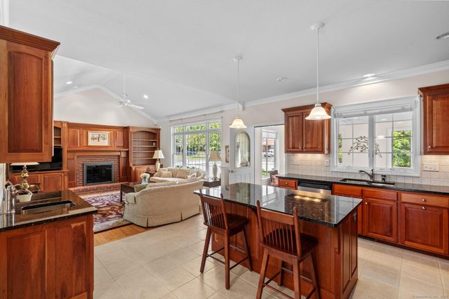 Great island for food prep or coffee and conversation. | Image 7