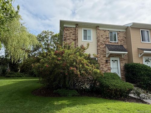 40 Town House Drive, Oyster Bay, NY, 11762 | Card Image