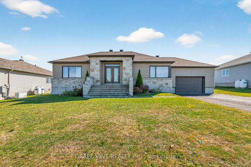 18 Calco Cres, Moose Creek, ON, K0C1W0 | Card Image