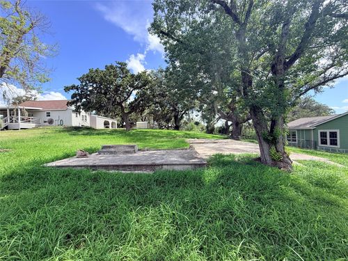 911 Moss Ln, Cuero, TX, 77954-2305 | Card Image