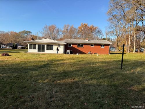 2425 Nerredia St, Flint, MI, 48532-4826 | Card Image