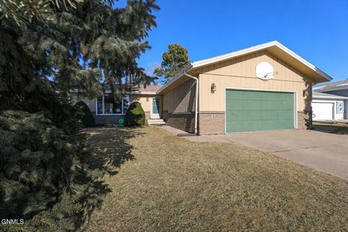 524 Weatherby Way, Bismarck, ND, 58503-1060 | Card Image