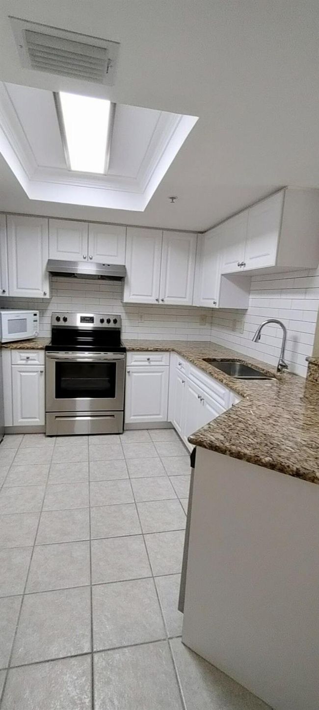 APT-1008 - 1000 Crestwood Ct S, Condo with 2 bedrooms, 2 bathrooms and null parking in Royal Palm Beach FL | Image 6