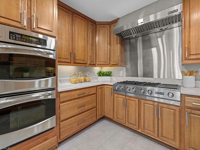 Home Chef's delight - check out that professional hood and gas range! | Image 5