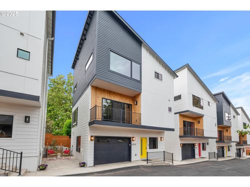 10731 Ne Fremont St, Portland, OR, 97220-2763 | Card Image