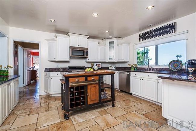 5512 Candlelight Dr, House other with 4 bedrooms, 3 bathrooms and 4 parking in La Jolla CA | Image 5