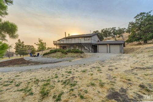 24501 Pueblo Ct, Tehachapi, CA, 93561 | Card Image
