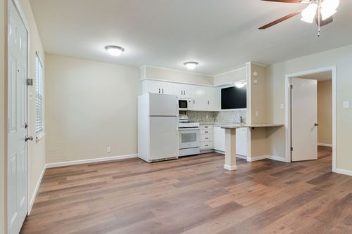 2-601 W College St, Grapevine, TX, 76051-5200 | Card Image