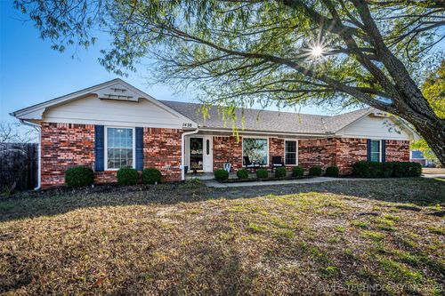 1438 Lakehurst Dr, Ada, OK, 74820-8505 | Card Image