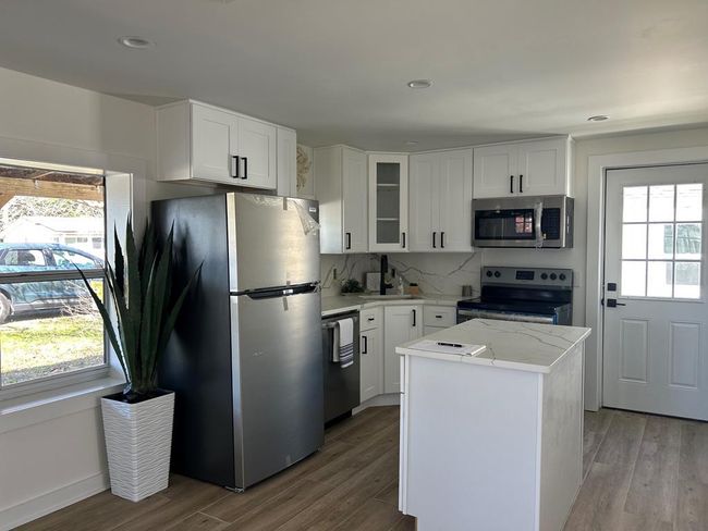 302 Nw 9th St, House other with 2 bedrooms, 1 bathrooms and 4 parking in Carrabelle FL | Image 4